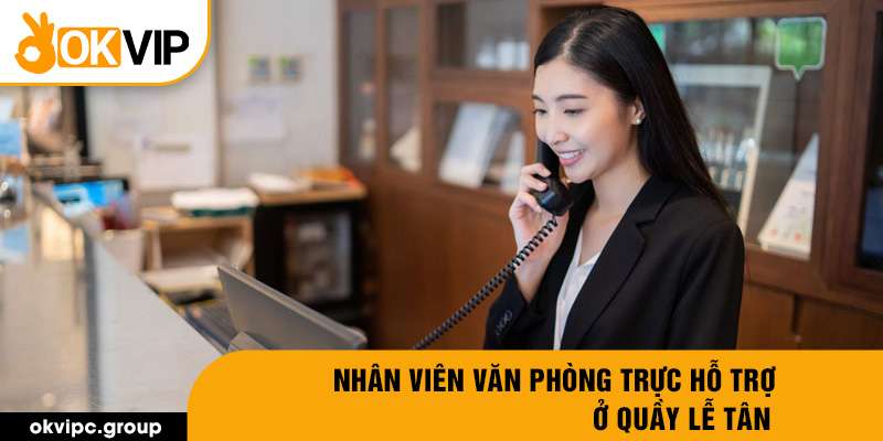 Nhân viên văn phòng trực hỗ trợ ở quầy lễ tân