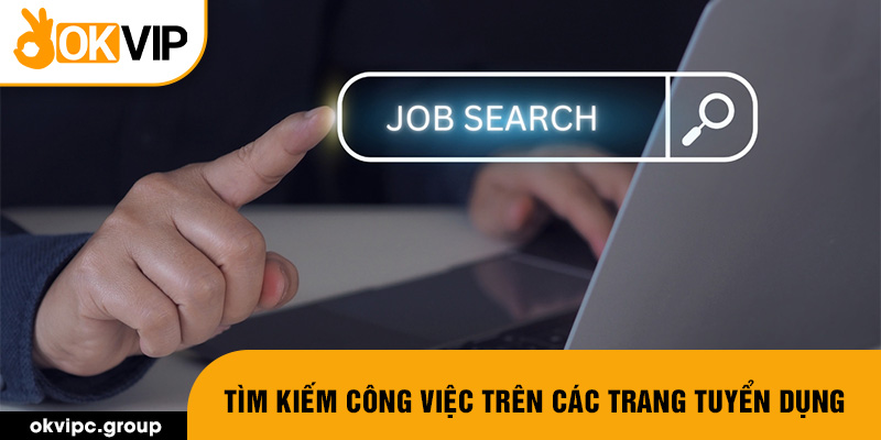 Tìm kiếm công việc trên các trang tuyển dụng