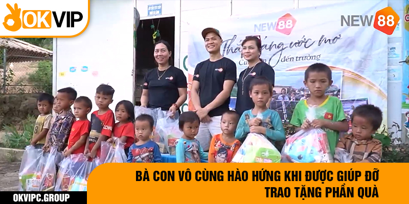 Bà con vô cùng hào hứng khi được giúp đỡ trao tặng phần quà