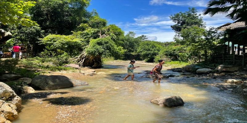 Cầu Dân Sinh Vượt Suối Giúp Ích Cho Người Dân Là Nàng